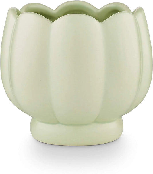 Tried & True Lush Lily Candle