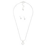 Snake Chain Necklace Featuring Pearlescent Clover Detail