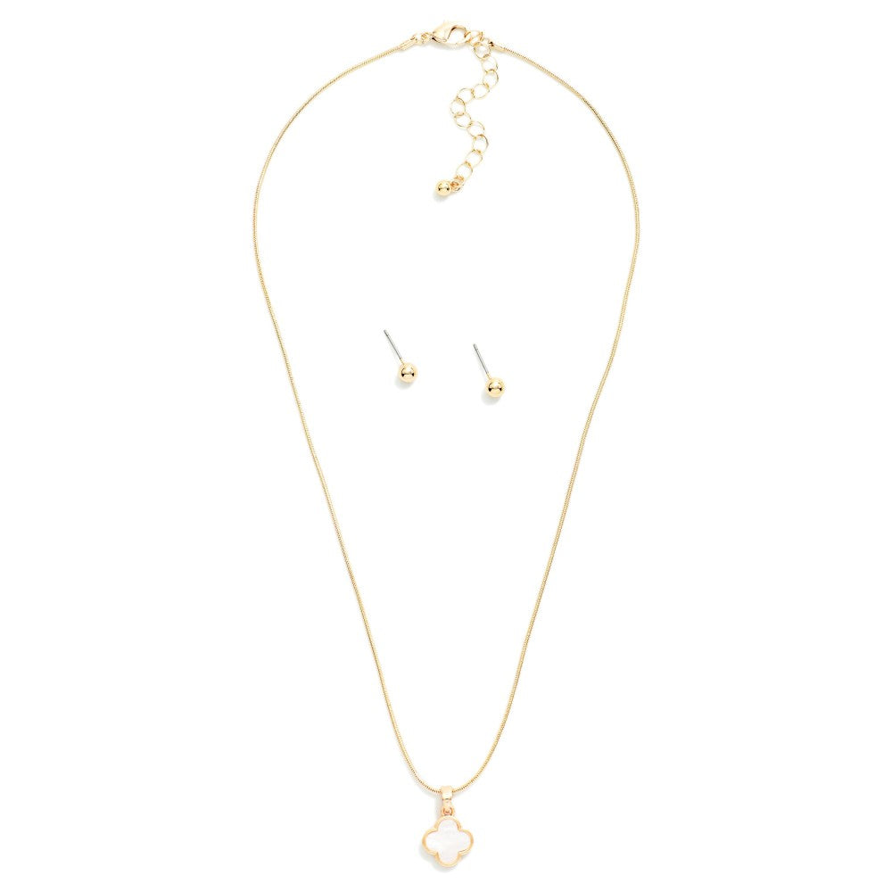 Snake Chain Necklace Featuring Pearlescent Clover Detail